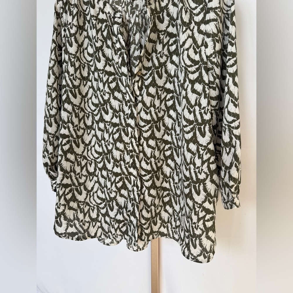 Jachs Girlfriend Blouse Womens Size M Olive Green Abstract Print V-Neck Flowy - Picture 3 of 10